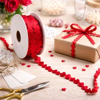 Rødt luv hjertebånd brugt kreativt til gaveindpakning med hjerter, gaveæske og romantisk dekoration