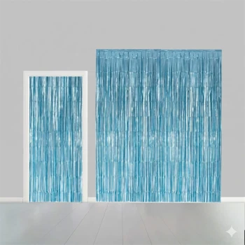 Lyseblåt glimmerforhæng vist monteret i en hvid dørkarm og som bredere fotovæg mod en grå væg.