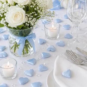 Lyseblå stof hjerter som romantisk bordpynt til bryllup, barnedåb og festbord med blomster og stearinlys