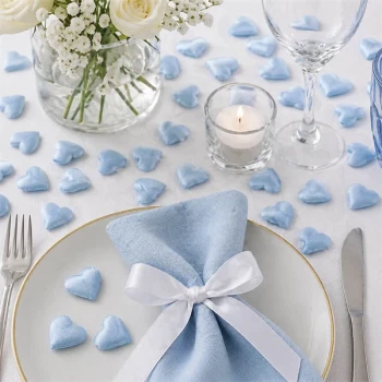 Lyseblå stof hjerter brugt som romantisk bordpynt til babyshower, barnedåb og festbord