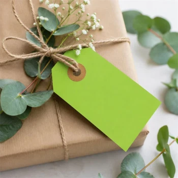 Limegrønt manilamærke fastgjort på indpakket gave med jutesnor og eucalyptus dekoration