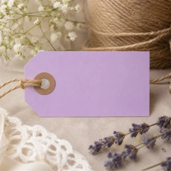 Lys lilla manilamærke med natursnor omgivet af lavendel og blomster som dekorativt gavemærke til bryllup, konfirmation og barnedåb.