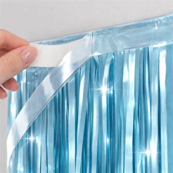 Nærbillede af montering af lyseblåt glimmerforhæng med indbygget selvklæbende tape på toppen