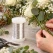 Sølv myrtetråd 0,5 mm i brug til binding af blomsterbuket med roser og eucalyptus