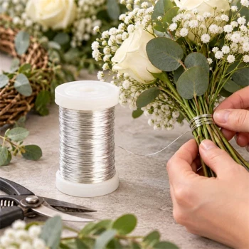 Sølv myrtetråd 0,5 mm i brug til binding af blomsterbuket med roser og eucalyptus