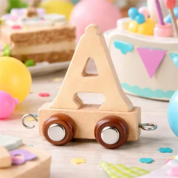 Navnetog bogstav Å i naturtræ på fødselsdagsbord med kage, balloner og farverig pynt