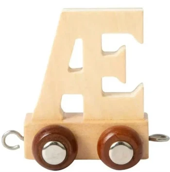 Naturfarvet træbogstav Æ som navnetogsvogn med hjul til personligt navnetog til børneværelset