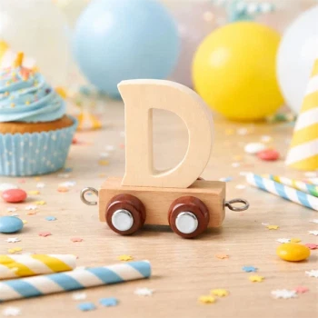 Navnetog bogstav D i naturtræ på togvogn omgivet af balloner og pynt til børnefødselsdag