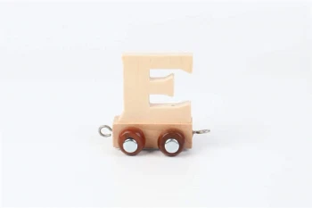 Navnetog bogstav E i naturtræ på hjul – personligt trælegetøj til børneværelse