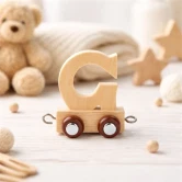 Navnetog bogstav G i naturtræ på træbord med bamse og nordisk børneværelsesindretning