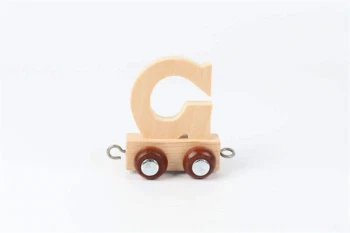 Navnetog bogstav G i naturtræ monteret på togvogn som personligt trælegetøj til børneværelse