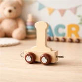 Navnetog bogstav I i naturtræ på træbord med bamse og farverige bogstavtog i baggrunden på børneværelse