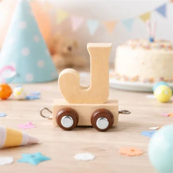 Navnetog bogstav J i naturtræ på togvogn omgivet af pynt til børnefødselsdag