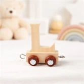 Træ navnetog bogstav L i natur på børneværelse med blød baggrund og legetøj