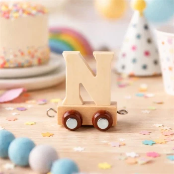 Navnetog bogstav N i naturtræ på bord med konfetti og fødselsdagspynt i baggrunden