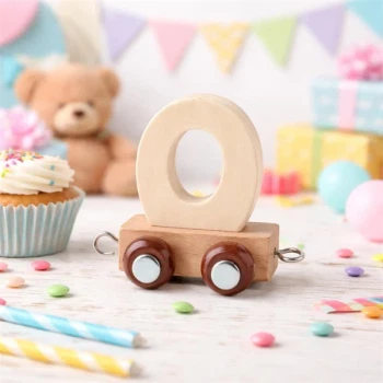 Navnetog bogstav O i naturtræ på togvogn omgivet af farverig pynt til børnefødselsdag