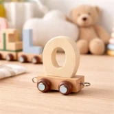 Navnetog bogstav O i naturtræ på togvogn placeret på gulv i hyggeligt børneværelse