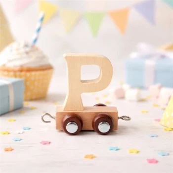 Navnetog bogstav P i naturtræ som træbogstav på togvogn omgivet af fødselsdagspynt og konfetti