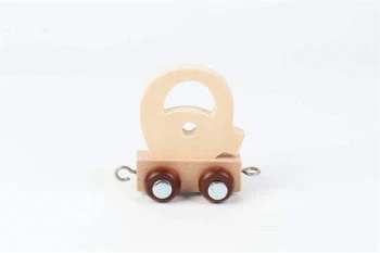 Bogstav Q i naturtræ til navnetog med hjul og metalkroge på hvid baggrund