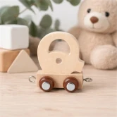 Navnetog bogstav Q i naturtræ som dekorativt trælegetøj til børneværelse