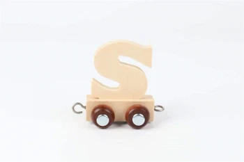 Navnetog bogstav S i naturtræ som træ togvogn med hjul på hvid baggrund