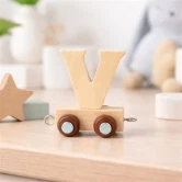 Navnetog bogstav V i naturtræ som dekorativ trævogn på hylde i lyst og nordisk børneværelse