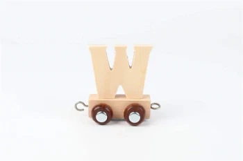 Navnetog bogstav W i naturtræ på træ togvogn med hjul isoleret på hvid baggrund