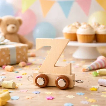 Navnetog bogstav Z i naturtræ på fødselsdagsbord med konfetti, cupcakes og børnepynt