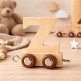 Navnetog bogstav Z i naturtræ som dekorativ trævogn på børneværelse med bamse og legetøj i baggrunden