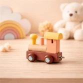 Navnetog lokomotiv Arctic Sunrise i træ placeret på bord i hyggeligt børneværelse med blød baggrund