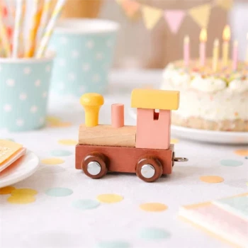 Navnetog lokomotiv Arctic Sunrise i træ på fødselsdagsbord med kage, lys og festpynt