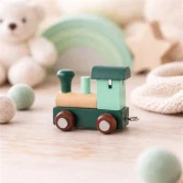 Arktisk blåt navnetog lokomotiv i træ som dekorativt og personligt legetøj til børneværelset