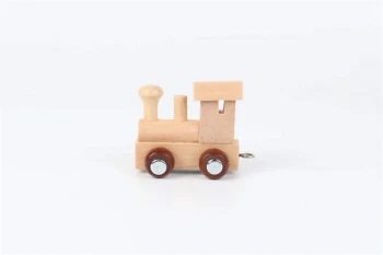 Navnetog lokomotiv i naturtræ til børn – personligt trætog til børneværelse