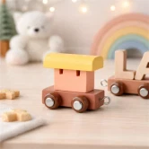 Navnetog togvogn Arctic Sunrise i træ med varme farver på børneværelset som del af personligt bogstavtog