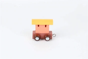 Navnetog togvogn Arctic Sunrise i varme solopgangsfarver som del af personligt bogstavtog i træ til børn