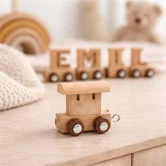 Togvogn i naturtræ til navnetog foran bogstavtog på børneværelse
