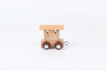 Navnetog togvogn i naturtræ til personligt trætog med magnetkobling