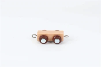 Navnetog trailer i naturtræ med magneter og træhjul på hvid baggrund