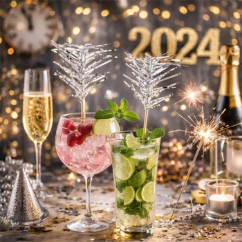 Nytårs cocktails pyntet med sølv folie drinks pyntepinde, champagne, konfetti og stjernekastere