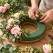 Blomsterbinding med OASIS BIOLIT krans 24 cm, friske roser, blomster og grønt