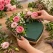 OASIS hjerte Biolit 27 cm med friske blomster under blomsterbinding