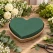 OASIS hjerte Biolit 27 cm med blomsterskum omgivet af blomster og eucalyptus
