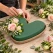 OASIS hjerte Biolit 34 cm anvendt til blomsterbinding med roser og friske blomster