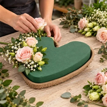 OASIS hjerte Biolit 34 cm anvendt til blomsterbinding med roser og friske blomster