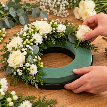 OASIS krans 25 cm bruges til blomsterdekoration med roser og grønt
