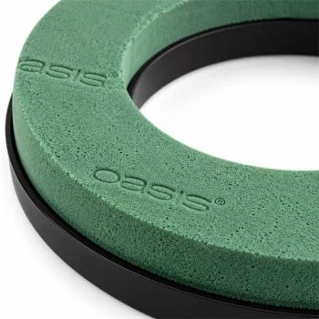 Close-up af grøn OASIS krans 25 cm med blomsterskum og sort plastbase