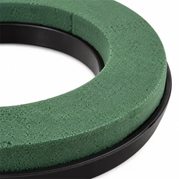 Close-up af grøn Oasis krans 30 cm med vandabsorberende blomsterskum