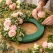 Oasis krans 36 cm med friske blomster og grønt til blomsterbinding