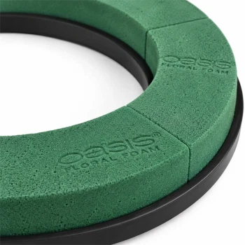 Close-up af grøn Oasis krans 36 cm med blomsterskum og sort plastbase