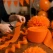 Brugsbillede af orange crepepapir på rulle brugt til DIY pynt, guirlander og festdekorationer til Halloween og fødselsdag